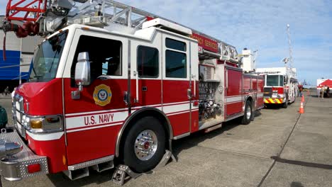 Camión-De-Bomberos-De-La-Marina-Estadounidense-En-Exhibición-Para-Un-Recorrido-Por-La-Base-Naval