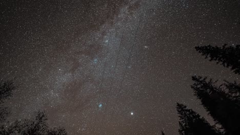 Magnífico-Cielo-Nocturno-Con-Vía-Láctea-Y-Estrellas-Brillantes-En-Un-Vídeo-Timelapse