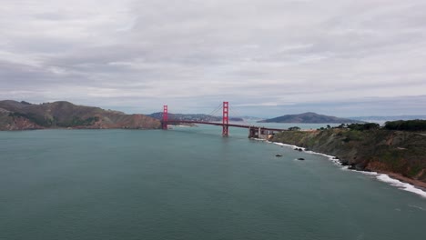 Langsame-Und-Dramatische-Drohnenaufnahme-In-Der-Nähe-Der-Golden-Gate-Bridge-In-Kalifornien