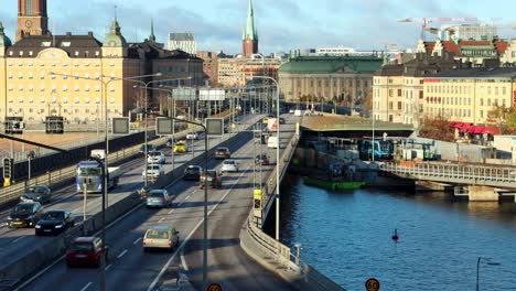 Verkehr-Auf-Der-Brücke-Im-Zentrum-Von-Stockholm-Im-Abendsonnenlicht,-Statisch