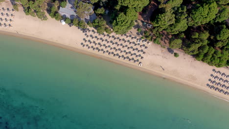 Luftaufnahme:-Blick-Von-Oben-Auf-Den-Wunderschönen-Strand-Von-Koukounaries-Auf-Der-Insel-Skiathos,-Griechenland