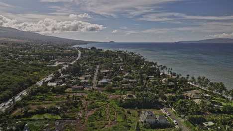 Kihei-Maui-Hawaii-Luftüberflug-Mit-V6-Drohne-über-Wohnviertel-Am-Meer-Mit-Aufnahme-Der-Hawaiianischen-Insellandschaft-Und-Des-Blicks-Auf-Die-Berge-Des-Kalahaku-An-Einem-Sonnigen-Tag-–-Aufgenommen-Mit-Mavic-3-Cine-–-Dezember-2022