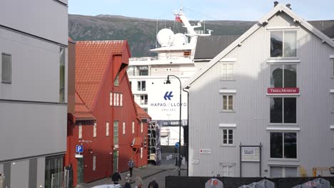 Schiff-Von-Hapag-Lloyd-Cruises-Im-Hafenterminal-Von-Tromsø,-Norwegen,-Straßenansicht,-Zeitlupe