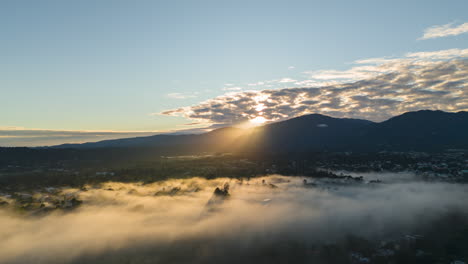 Luftbild-Zeitraffer-Mit-Wolken-Und-Nebel,-Beeindruckende-Aussicht-Auf-Das-Sonnenlicht-Am-Morgen,-Dominikanische-Republik