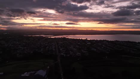 Point-Chevalier-District-Der-Stadt-Auckland-Mit-Bucht-Bei-Sonnenuntergang