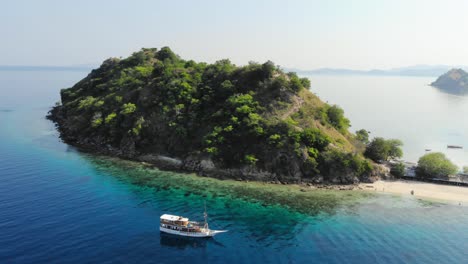 Insel-Pulau-Kelor-In-Indonesien,-Aufgenommen-Von-Einer-Drohne,-Die-Sie-Umkreist,-Um-Ihre-Schönheit-Aus-Allen-Winkeln-Zu-Präsentieren