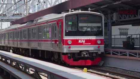 Silberner-Zug-Verlässt-Den-Bahnhof-In-Banten,-Indonesische-öffentliche-Verkehrsmittel,-Menschen-Gehen-An-Südostasiatischen-Pendlern-Vorbei,-Eisenbahn