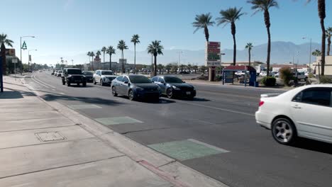 Vehículos-Circulando-Por-La-Carretera-En-Coachella,-California.