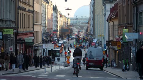 Fahrrad--Und-Fußgängerverkehr-Auf-Der-Straße-Und-Der-Avicii-Arena-In-Stockholm