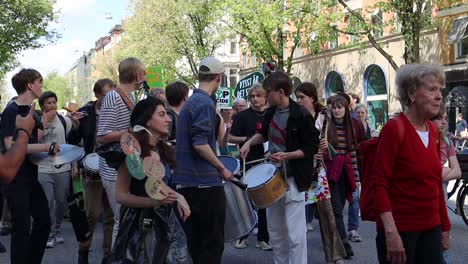 Jóvenes-Activistas-Tocan-Música-En-Una-Marcha-De-Protesta-Climática-En-Suecia,-En-Cámara-Lenta