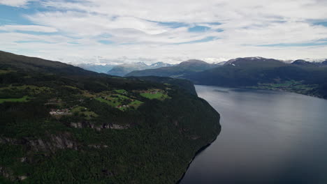 Luftaufnahme,-Schwenk-über-Eine-Bewaldete-Landzunge-In-Einem-Großen-Fjord-In-Norwegen