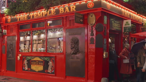 Die-Berühmte-Temple-Bar-In-Dubling-City-Mit-Voller-Dekoration-Zur-Weihnachtszeit