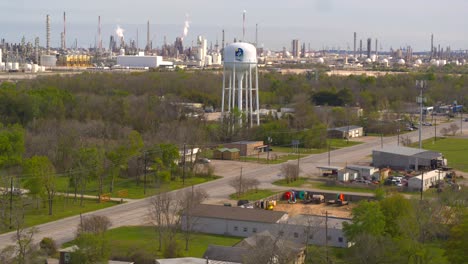 Aufsteigende-Drohnenaufnahme-Einer-Chemieraffinerie-Und-Der-Umgebung-In-Baytown,-Texas