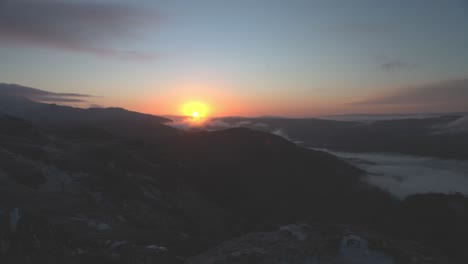 Lebendiger-Sonnenaufgang-über-Ben-A&#39;an-Mit-Tief-Liegendem-Nebel-Im-Schottischen-Hochland