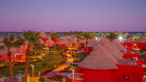 Hermosos-Lapsos-De-Tiempo-Del-Día-A-La-Noche-En-Un-Hotel-En-La-Playa-Con-Piscinas,-Palmeras-Y-Naturaleza.