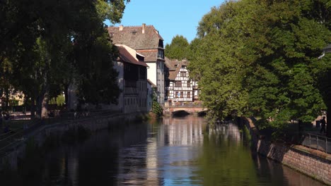 Der-Fluss-Ill-Fließt-Durch-La-Petite-France