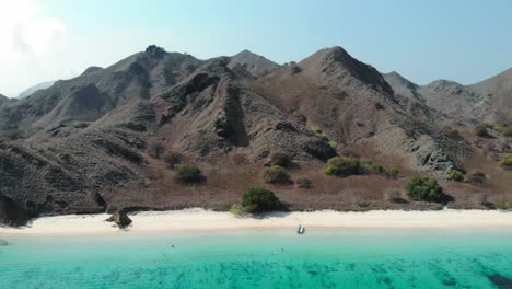 Atemberaubende-Luftaufnahme-Des-Strandes-Pantai-Merah-In-Indonesien