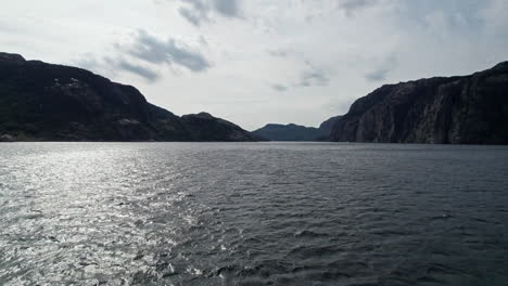 Luftaufnahme,-Die-über-Das-Weite-Wasser-Des-Lysefjords,-Norwegen,-Schiebt