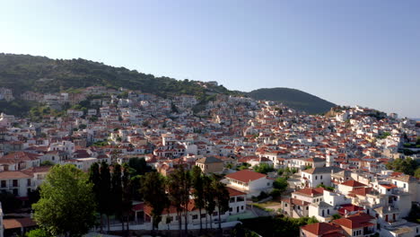 Paisaje-De-Verano-Sobre-La-Hermosa-Ciudad-De-Skopelos-En-La-Isla-De-Skopelos,-Esporadas,-Grecia