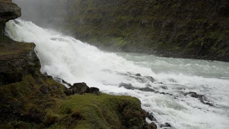 Wunderschöner,-Majestätischer-Wasserfall-Stürzt-über-Flussfelsen-Und-Bildet-Stromschnellen