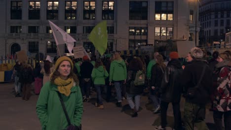 Abendmarsch-Mit-Bannern-Zum-Weltfrauentag