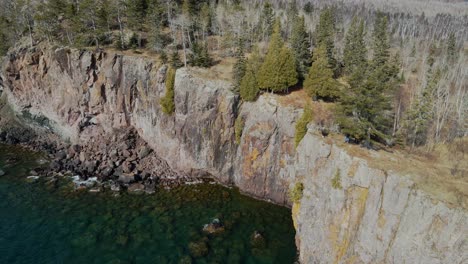 Wunderschöne-Aussicht-Auf-Den-Wald-Im-Wechsel-Der-Jahreszeiten-Bis-Zum-Ufer-Des-Lake-Superior-North-Shore