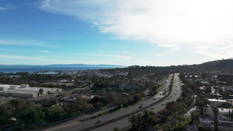 Vistas-Aéreas-De-Drones-De-Santa-Barbara,-California-En-Un-Día-Soleado-Con-Tráfico