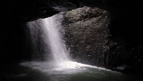 Blick-Auf-Den-Wasserfall-Aus-Dem-Inneren-Der-Natural-Arch-Cave,-Natural-Bridge,-Springbrook-Nationalpark