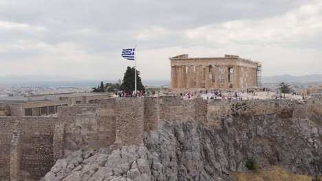Griechenland,-Athen,-Luftaufnahme-Der-Akropolis-Mit-Dolly-Zoom-Schwindeleffekt,-Menschen-Und-Griechische-Nationalflagge-Vor-Dem-Wahrzeichen