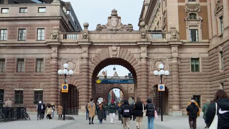 La-Gente-Camina-Por-El-Parlamento-Sueco-En-Invierno-En-Estocolmo,-Estática