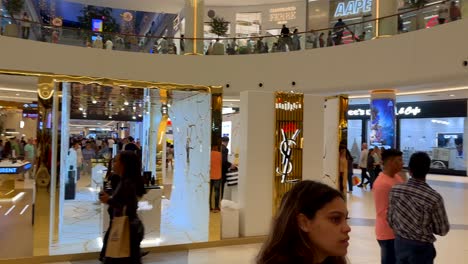 Die-Dubai-Mall,-Dubai,-VAE---01-02-2024:-Aufnahme-Von-Leuten-Beim-Einkaufen-In-Der-Dubai-Mall-In-Dubai,-VAE