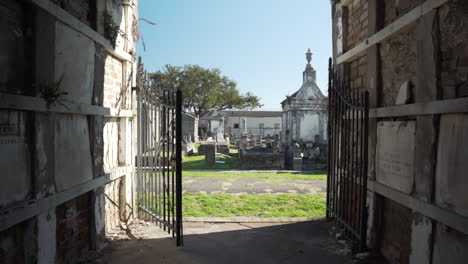 Cámara-Lenta-A-Través-De-Un-Cementerio-Espeluznante-Durante-El-Día-En-Nueva-Orleans