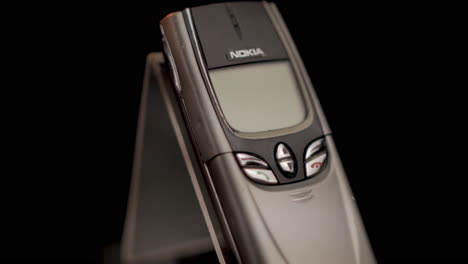 Vintage-Nokia-8850-Mobiltelefon-Aus-Den-2000er-Jahren,-Nahaufnahme-Im-Vollbildmodus