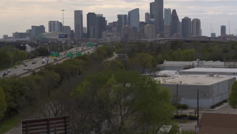 Una-Toma-Ascendente-De-Un-Dron-Revela-El-Centro-De-Houston-Desde-El-Vecindario-Del-Este-De-Houston