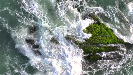 Luftaufnahmen-Von-Wellen,-Die-Auf-Riffe-Treffen-Und-Wellen-Erzeugen