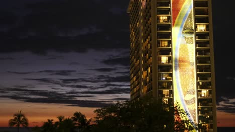 Das-Hotel-Wird-Nach-Einem-Atemberaubenden-Hawaiianischen-Sonnenuntergang-Beleuchtet,-Während-Die-Gäste-Ihre-Zimmer-Beziehen