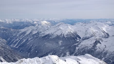 Landschaft-Mit-Schneebedeckten-Bergketten-Aus-Der-Luft
