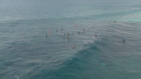 Surfistas-Se-Reúnen-Cerca-De-La-Playa-De-Ehukai-En-Ohau,-Hawai,-Vista-Aérea-De-Drones