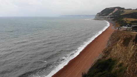 Tiro-Aéreo-Descendente-Hacia-Adelante-Volando-Cerca-Del-Borde-Del-Acantilado-En-Seatown-Dorset,-Inglaterra