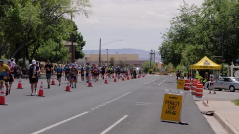 Zeitlupenaufnahme-Von-Läufern-Auf-Der-Straße-Beim-Intermountain-Health-Ironman-70