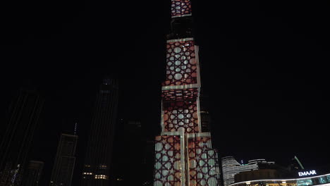 Proyección-De-Animación-En-El-Rascacielos-Burj-Khalifa-Por-La-Noche,-Centro-De-Dubai,-Emiratos-Árabes-Unidos