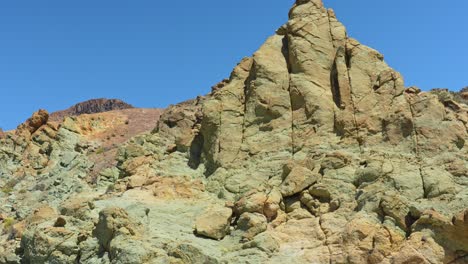 Geformte-Felsen-Im-Teide-Nationalpark-Vor-Blauem-Himmel