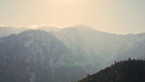 Wunderschöne-Luftaufnahme-Des-Sonnenlichts,-Das-Durch-Die-Dunstigen-Bergketten-Im-Neelum-Tal-In-Kaschmir-Fällt