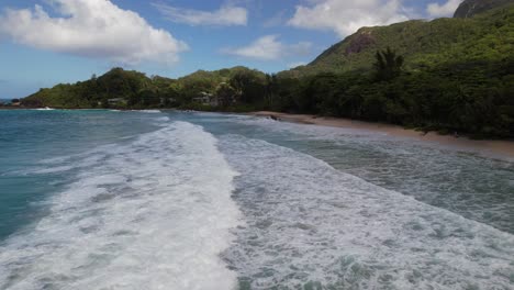 Fantastische-Aufnahmen-Vom-Strand-Grand-Anse-Auf-Den-Seychellen