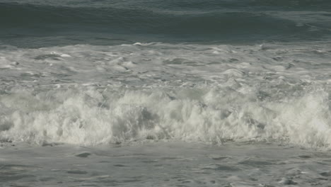 Una-Vista-De-Las-Olas-Del-Océano-Desde-La-Reserva-Natural-De-Torrey-Pines-En-San-Diego,-California.