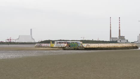 Baños-Sandymount-Y-Estación-Generadora-Poolbeg-Durante-El-Día