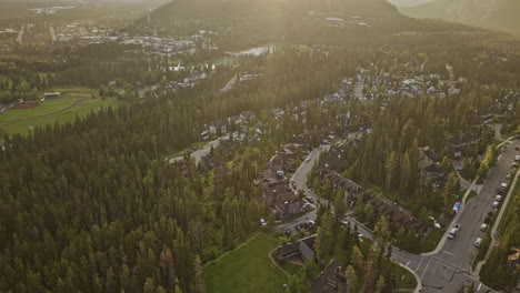 Banff,-AB,-Kanada,-Luftaufnahme,-V17,-Drohnenüberflug-über-Wohnviertel-In-Richtung-Stadt-Auf-Der-Anderen-Seite-Des-Bow-River,-Erfassung-Der-örtlichen-Gemeinde-Umgeben-Von-Bewaldeten-Tälern-–-Aufgenommen-Mit-Mavic-3-Pro-Cine-–-Juli-2023