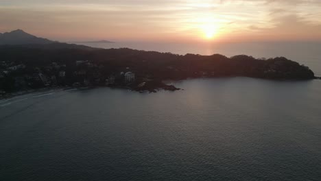 Paisaje-Aéreo-Al-Atardecer-De-La-Playa-De-Sayulita-Destino-Turístico-Mexicano-Al-Atardecer