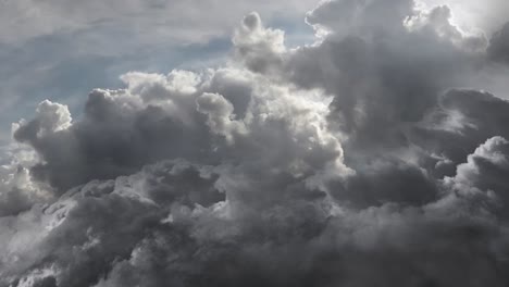 Himmel-Mit-Gewitterwolken-4k-Hintergrund