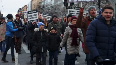 Los-Manifestantes-Marchan-Con-Carteles-En-Una-Manifestación-Pacífica-De-Covid-En-Suecia.
